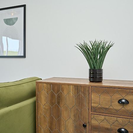 Spacious 1 Bed Apt - Stunning Views & Private Parking - 5 Mins To Beach - Dog Friendly - Close To Ventnor, Shanklin & Sandown - Ideal For Friends, Families & Business Travellers - Sleeps Up To 4 Guests - Managed By "Greenstay Serviced Accommodation" Bonchurch Esterno foto