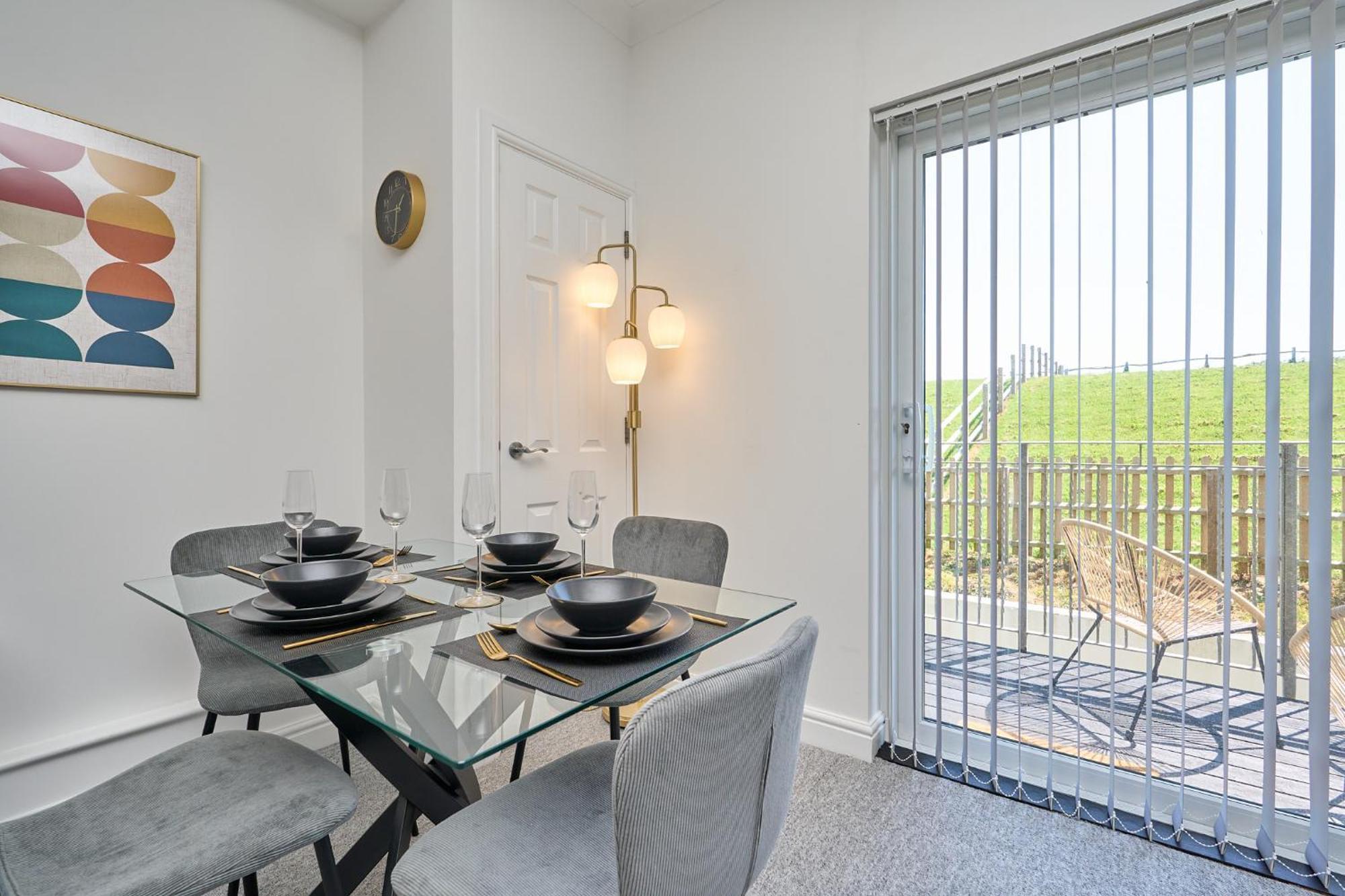 Spacious 1 Bed Apt - Stunning Views & Private Parking - 5 Mins To Beach - Dog Friendly - Close To Ventnor, Shanklin & Sandown - Ideal For Friends, Families & Business Travellers - Sleeps Up To 4 Guests - Managed By "Greenstay Serviced Accommodation" Bonchurch Esterno foto