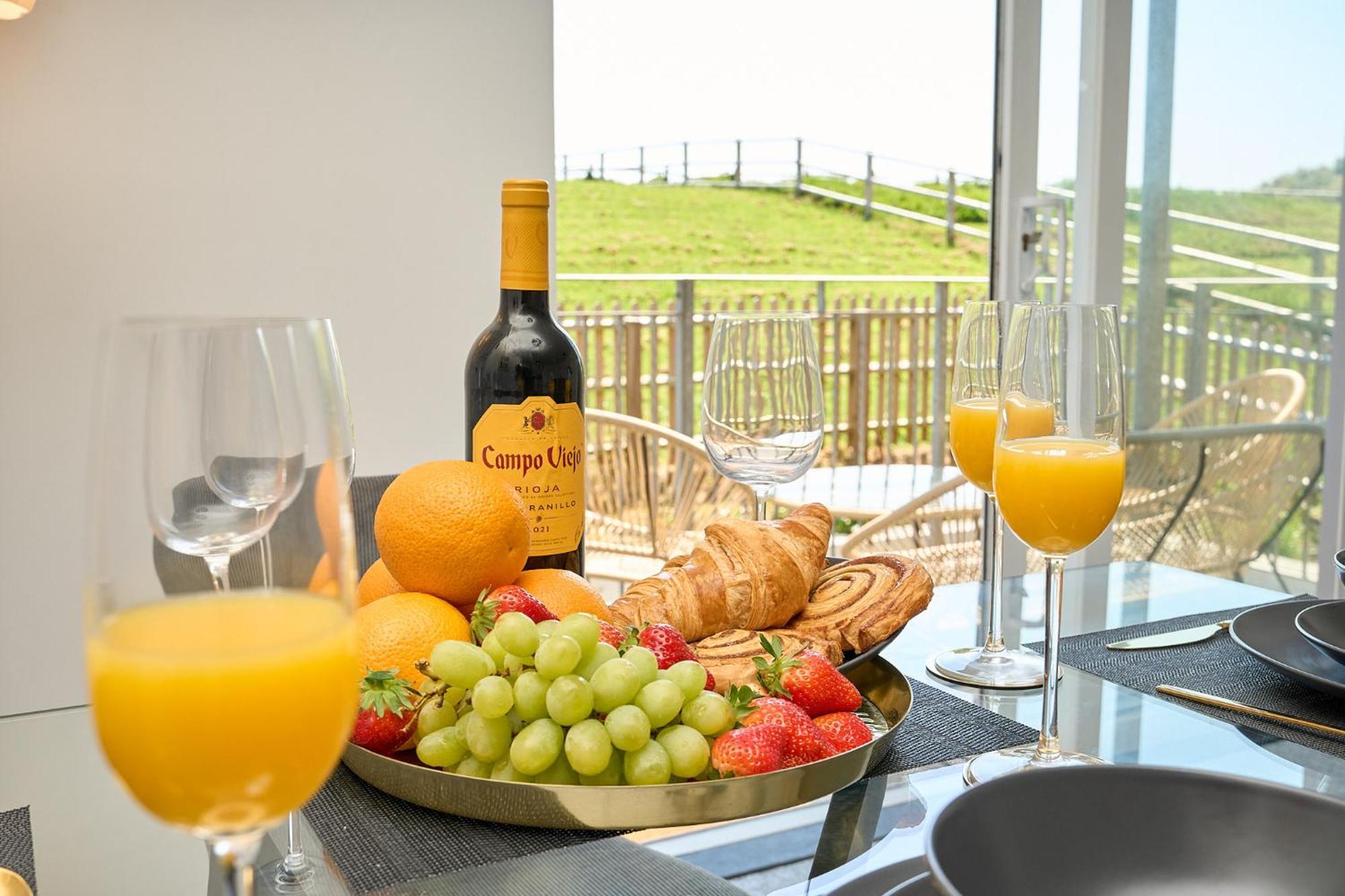 Spacious 1 Bed Apt - Stunning Views & Private Parking - 5 Mins To Beach - Dog Friendly - Close To Ventnor, Shanklin & Sandown - Ideal For Friends, Families & Business Travellers - Sleeps Up To 4 Guests - Managed By "Greenstay Serviced Accommodation" Bonchurch Esterno foto