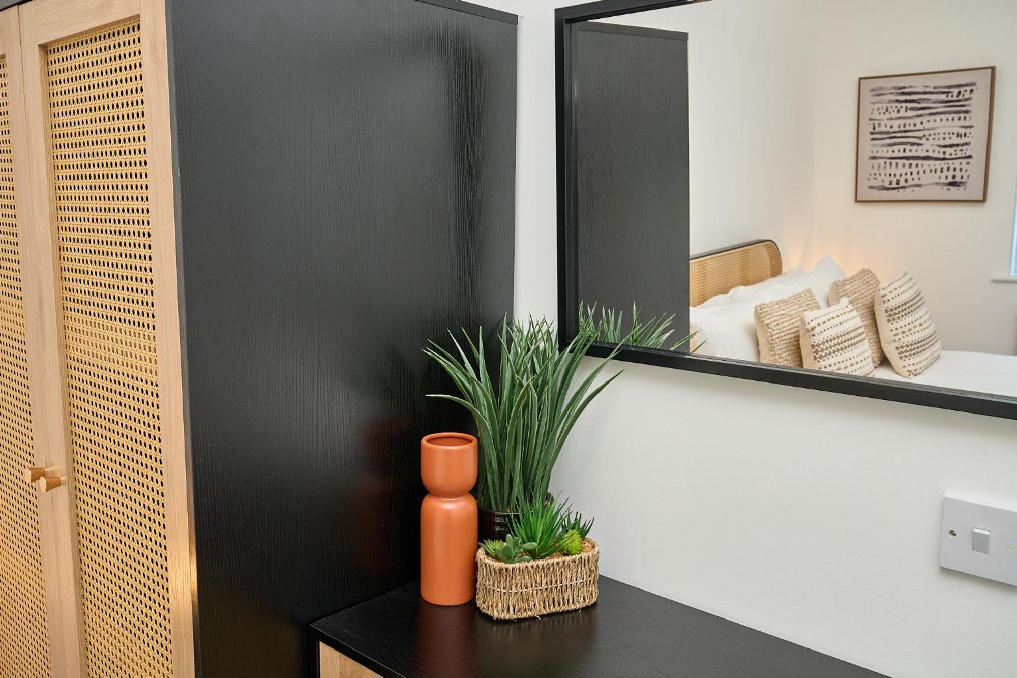 Spacious 1 Bed Apt - Stunning Views & Private Parking - 5 Mins To Beach - Dog Friendly - Close To Ventnor, Shanklin & Sandown - Ideal For Friends, Families & Business Travellers - Sleeps Up To 4 Guests - Managed By "Greenstay Serviced Accommodation" Bonchurch Esterno foto