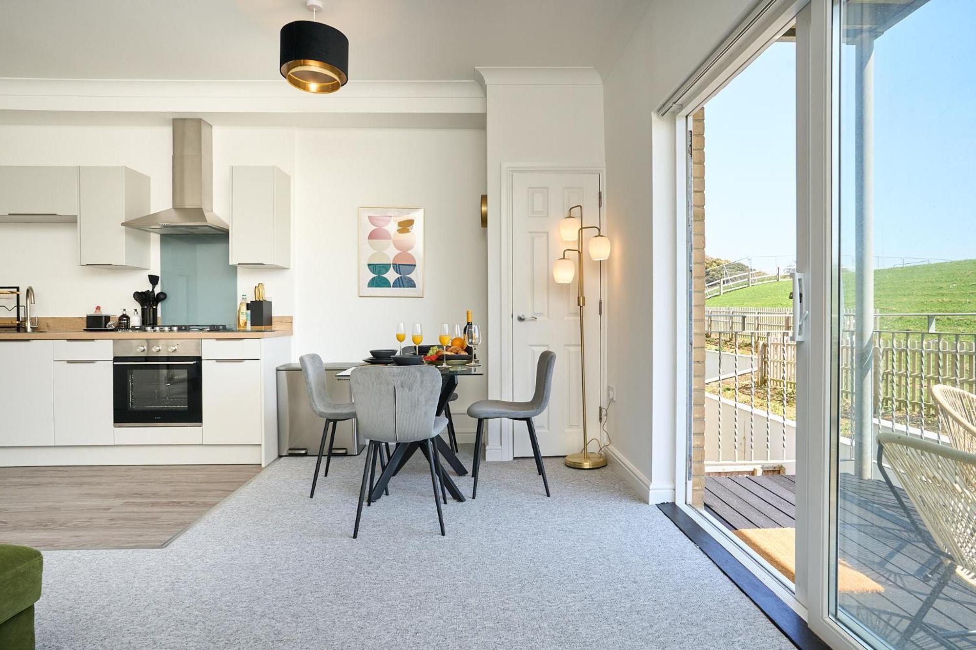 Spacious 1 Bed Apt - Stunning Views & Private Parking - 5 Mins To Beach - Dog Friendly - Close To Ventnor, Shanklin & Sandown - Ideal For Friends, Families & Business Travellers - Sleeps Up To 4 Guests - Managed By "Greenstay Serviced Accommodation" Bonchurch Esterno foto