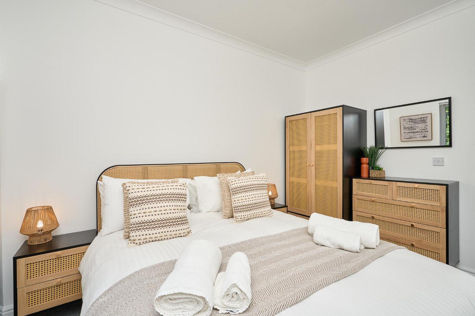 Spacious 1 Bed Apt - Stunning Views & Private Parking - 5 Mins To Beach - Dog Friendly - Close To Ventnor, Shanklin & Sandown - Ideal For Friends, Families & Business Travellers - Sleeps Up To 4 Guests - Managed By "Greenstay Serviced Accommodation" Bonchurch Esterno foto