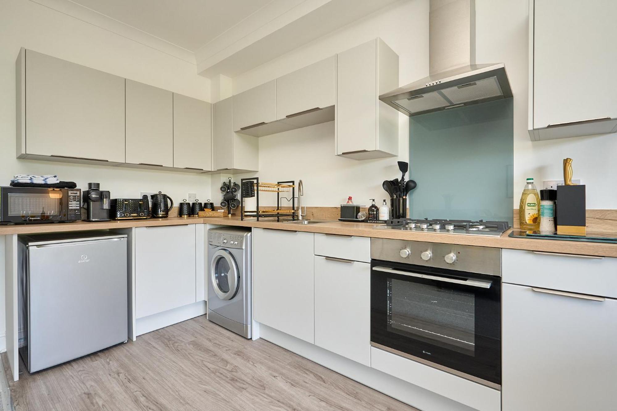 Spacious 1 Bed Apt - Stunning Views & Private Parking - 5 Mins To Beach - Dog Friendly - Close To Ventnor, Shanklin & Sandown - Ideal For Friends, Families & Business Travellers - Sleeps Up To 4 Guests - Managed By "Greenstay Serviced Accommodation" Bonchurch Esterno foto