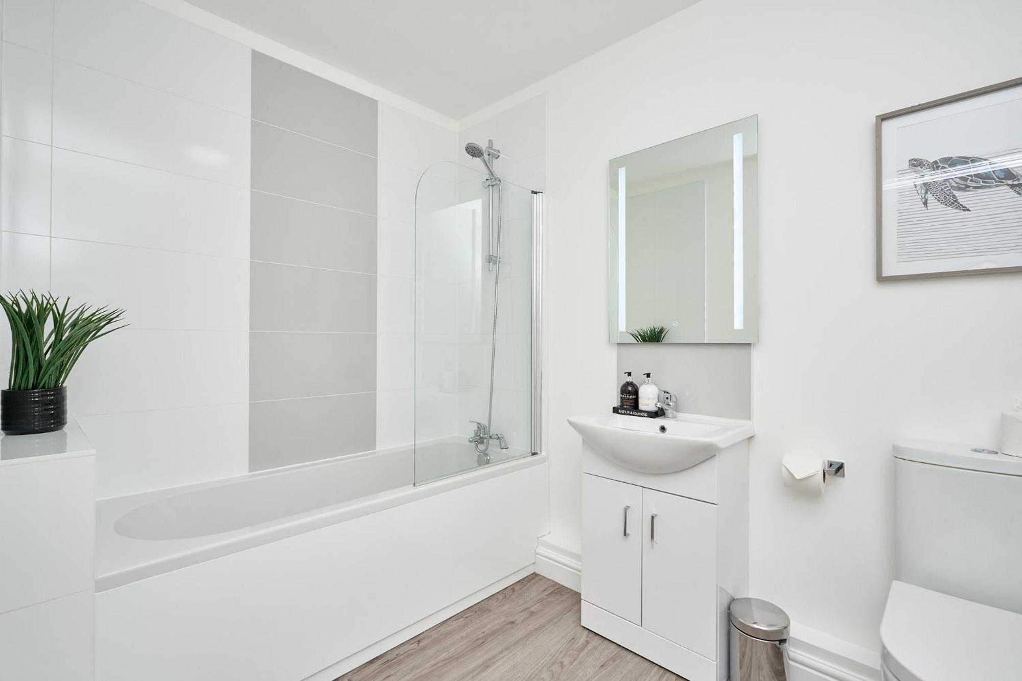 Spacious 1 Bed Apt - Stunning Views & Private Parking - 5 Mins To Beach - Dog Friendly - Close To Ventnor, Shanklin & Sandown - Ideal For Friends, Families & Business Travellers - Sleeps Up To 4 Guests - Managed By "Greenstay Serviced Accommodation" Bonchurch Esterno foto