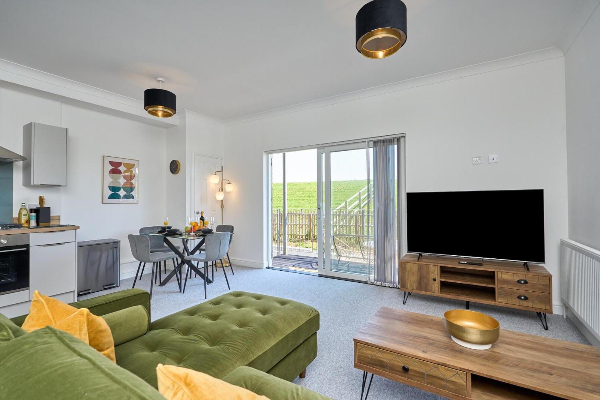 Spacious 1 Bed Apt - Stunning Views & Private Parking - 5 Mins To Beach - Dog Friendly - Close To Ventnor, Shanklin & Sandown - Ideal For Friends, Families & Business Travellers - Sleeps Up To 4 Guests - Managed By "Greenstay Serviced Accommodation" Bonchurch Esterno foto