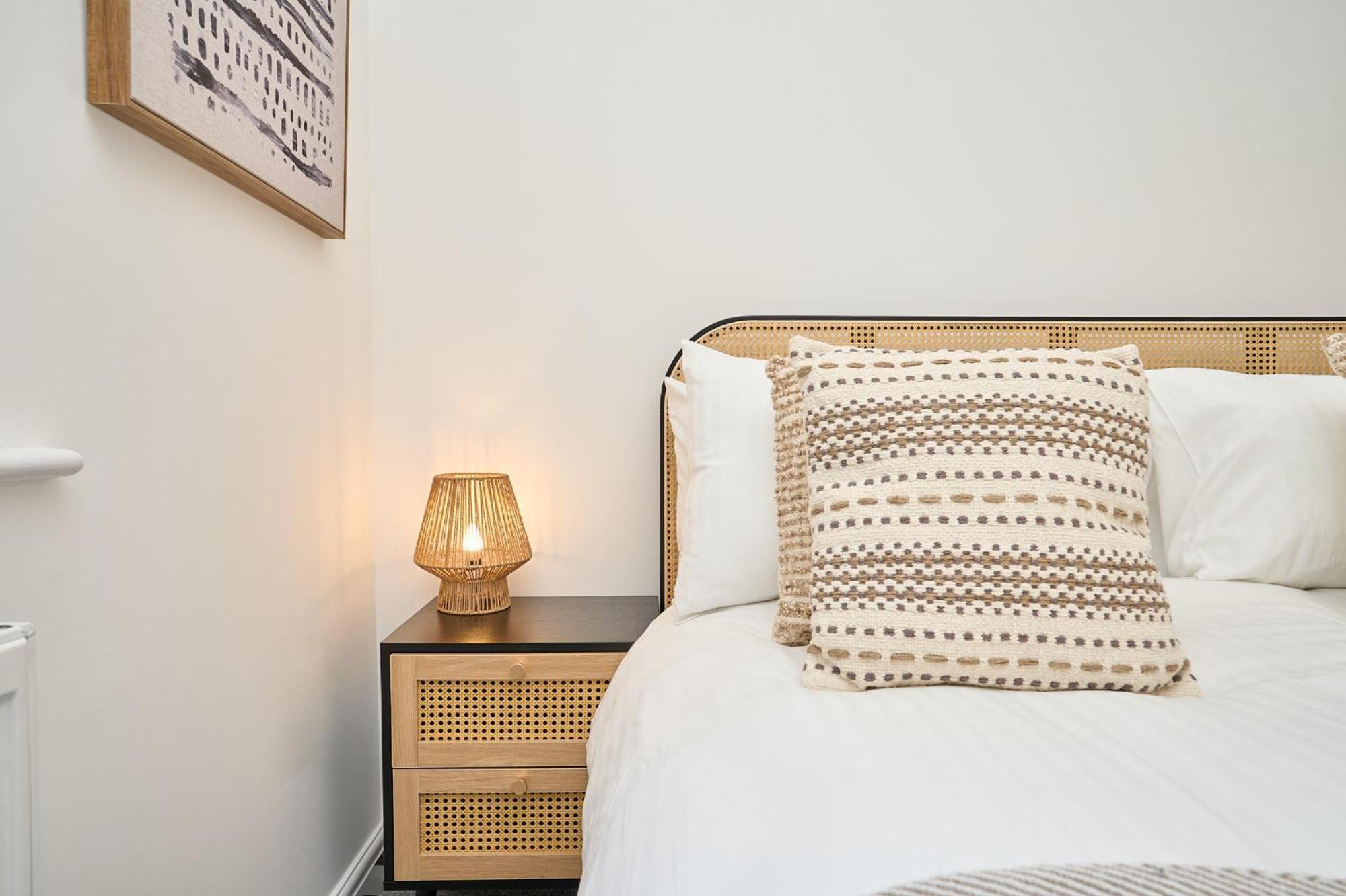 Spacious 1 Bed Apt - Stunning Views & Private Parking - 5 Mins To Beach - Dog Friendly - Close To Ventnor, Shanklin & Sandown - Ideal For Friends, Families & Business Travellers - Sleeps Up To 4 Guests - Managed By "Greenstay Serviced Accommodation" Bonchurch Esterno foto